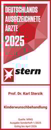 Auszeichnungssiegel des Magazins Stern für Prof. Dr. Karl Sterzik von Next Fertility Ulm als einer von 'Deutschlands ausgezeichnete Ärzte 2025' im Fachgebiet Kinderwunschbehandlung