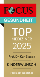 Auszeichnungssiegel des Magazins FOCUS GESUNDHEIT für Prof. Dr. Karl Sterzik von Next Fertility Ulm als einer der 'Top-Mediziner 2025' im Bereich Kinderwunsch